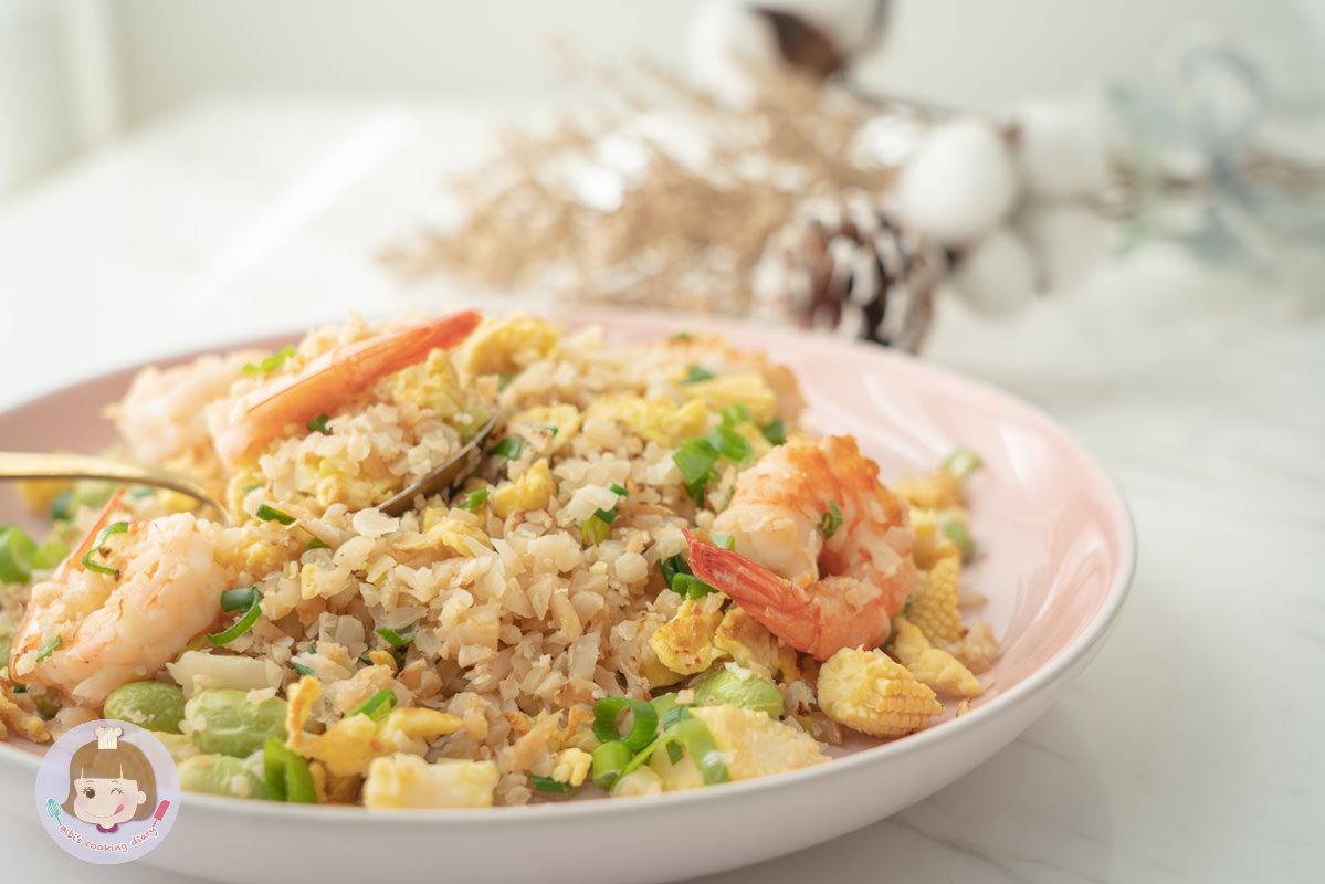 花椰菜米炒飯食譜》減醣料理，冷凍花椰菜米吃起來就像真的炒飯！| BIBI的料理日記