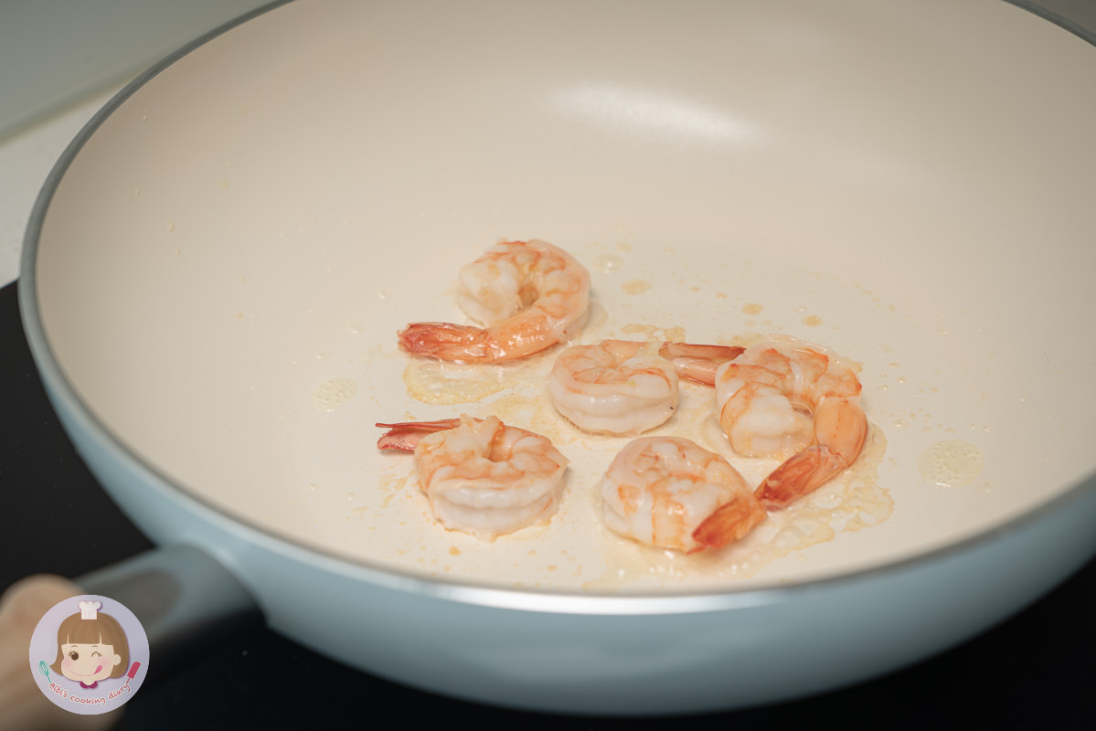 花椰菜米炒飯食譜》減醣料理，冷凍花椰菜米吃起來就像真的炒飯！| BIBI的料理日記