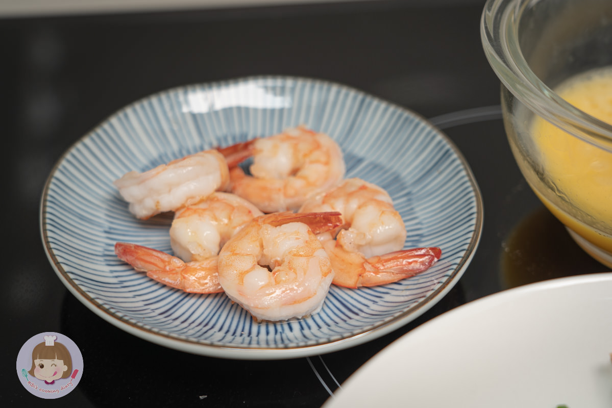 花椰菜米炒飯食譜》減醣料理，冷凍花椰菜米吃起來就像真的炒飯！| BIBI的料理日記