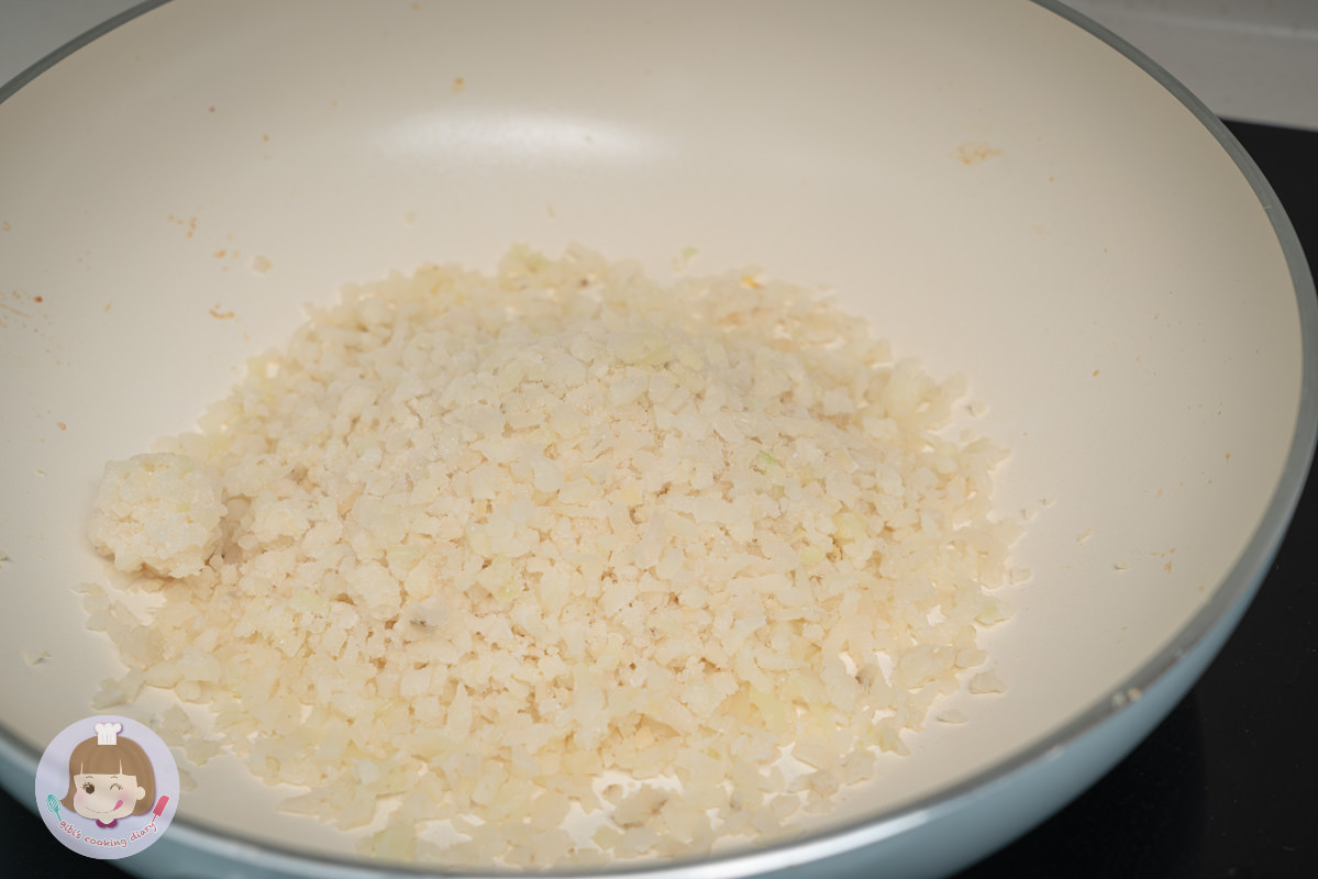 花椰菜米炒飯食譜》減醣料理，冷凍花椰菜米吃起來就像真的炒飯！| BIBI的料理日記