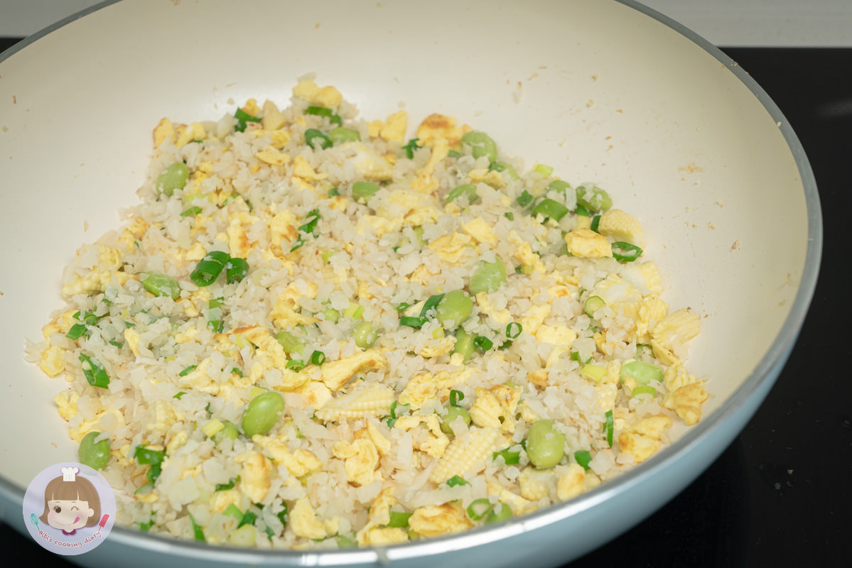 花椰菜米炒飯食譜》減醣料理，冷凍花椰菜米吃起來就像真的炒飯！| BIBI的料理日記