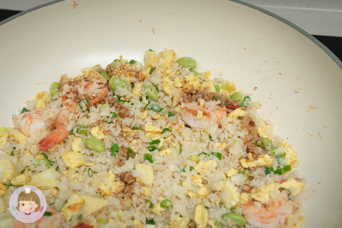 花椰菜米炒飯食譜》減醣料理，冷凍花椰菜米吃起來就像真的炒飯！| BIBI的料理日記