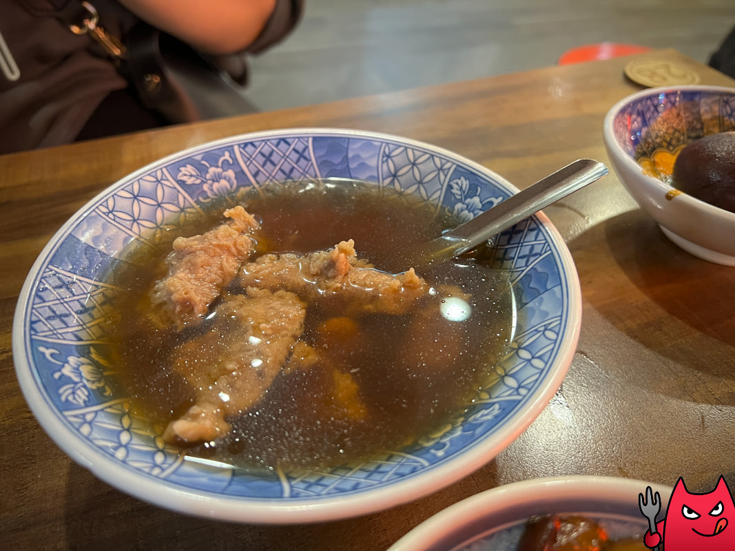 華西街夜市美食推薦》小王煮瓜｜必比登狂推的黑金滷肉飯，瓜仔肉湯一定要點！