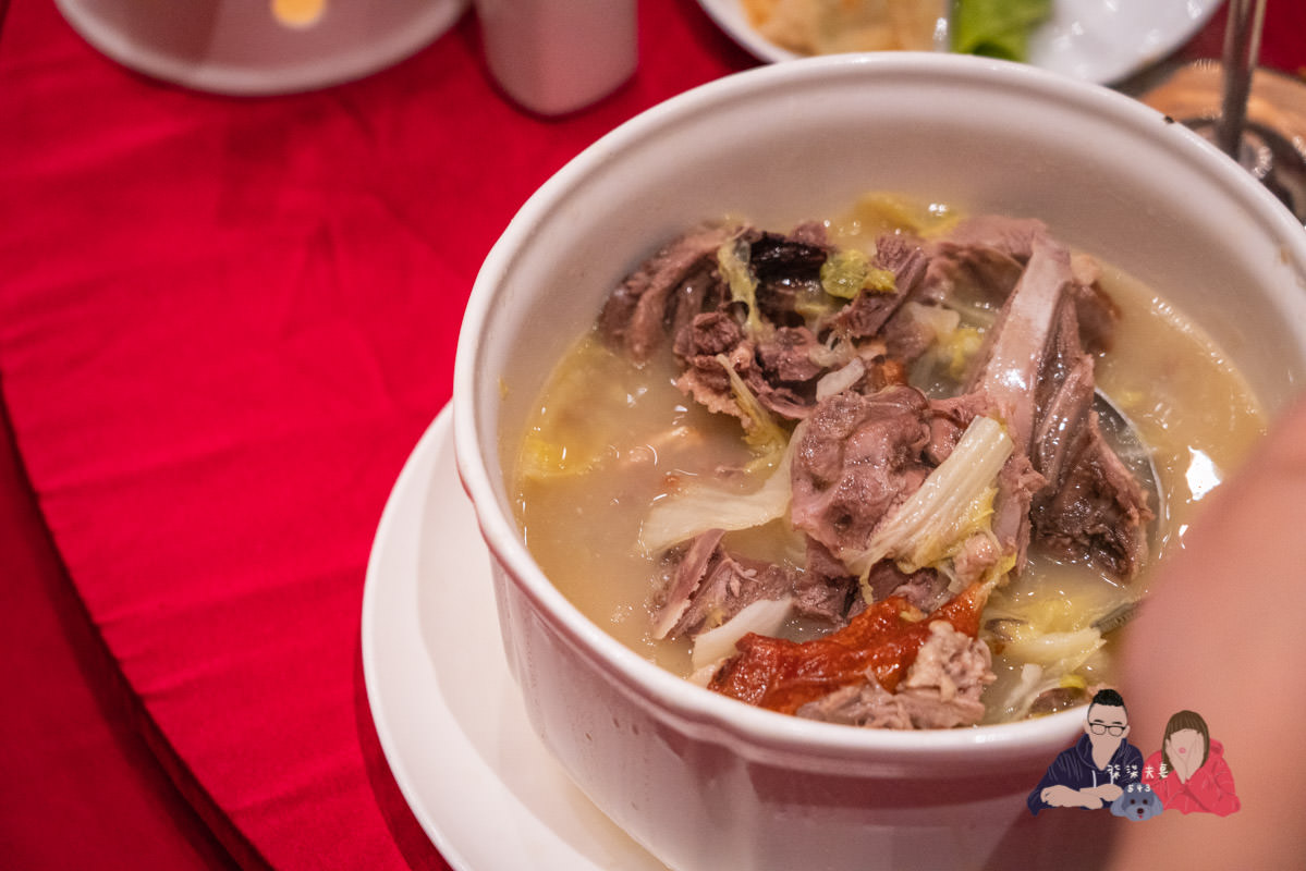 蘭城晶英烤鴨》紅樓中餐廳沒預約別想吃，號稱烤鴨控必訪的名單之一，真的有這麼厲害嗎？