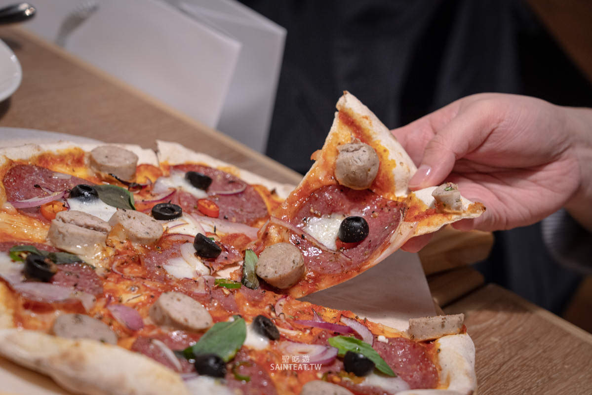 南港CITYLINK美食》貝里尼｜BELLINI必點推薦，香蒜奶酥麵包一定要點，義大利麵也好吃，但披薩略普。