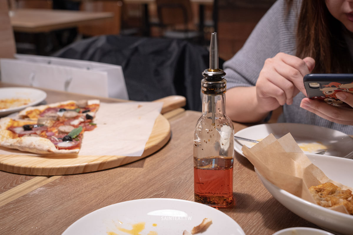 南港CITYLINK美食》貝里尼｜BELLINI必點推薦，香蒜奶酥麵包一定要點，義大利麵也好吃，但披薩略普。