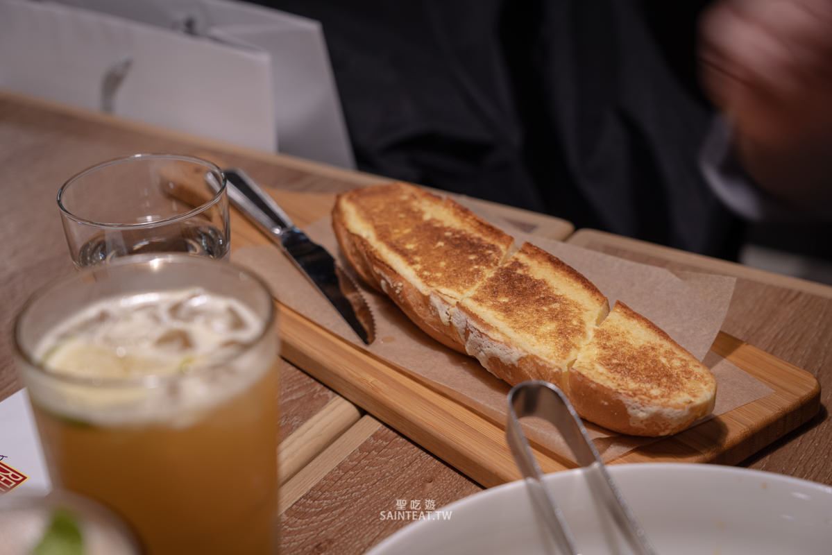 南港CITYLINK美食》貝里尼｜BELLINI必點推薦，香蒜奶酥麵包一定要點，義大利麵也好吃，但披薩略普。