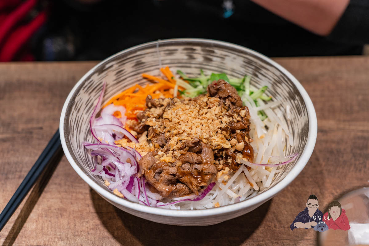 越亮Only Pho You南港citylink店》推薦點火鍋,其他餐點料是不少,但要自己再調味。 - 第15張圖 越亮招牌牛肉乾拌檬 (1)