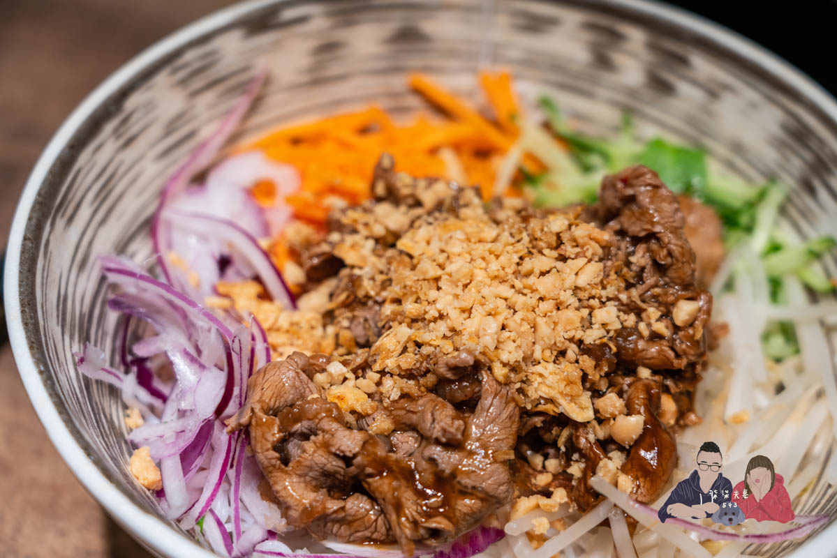 越亮Only Pho You南港citylink店》推薦點火鍋,其他餐點料是不少,但要自己再調味。 - 第16張圖 越亮招牌牛肉乾拌檬 (4)