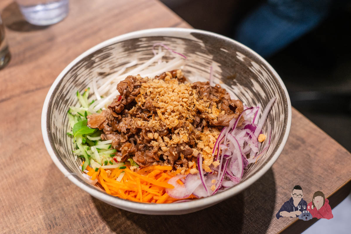 越亮Only Pho You南港citylink店》推薦點火鍋,其他餐點料是不少,但要自己再調味。 - 第17張圖 越亮招牌牛肉乾拌檬 (5)