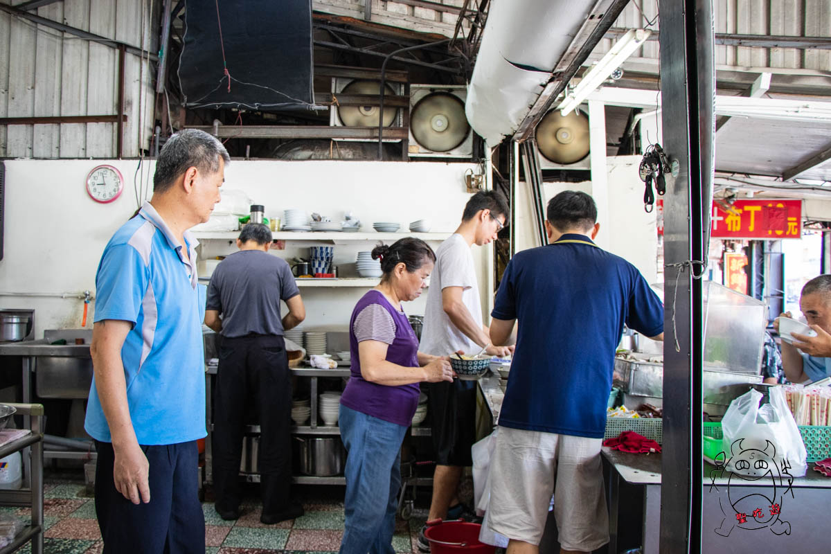 台南必比登推薦》開元路無名虱目魚肉燥飯｜在地人外國人都大推的台南美食！好吃的虱目魚跟滷肉飯～