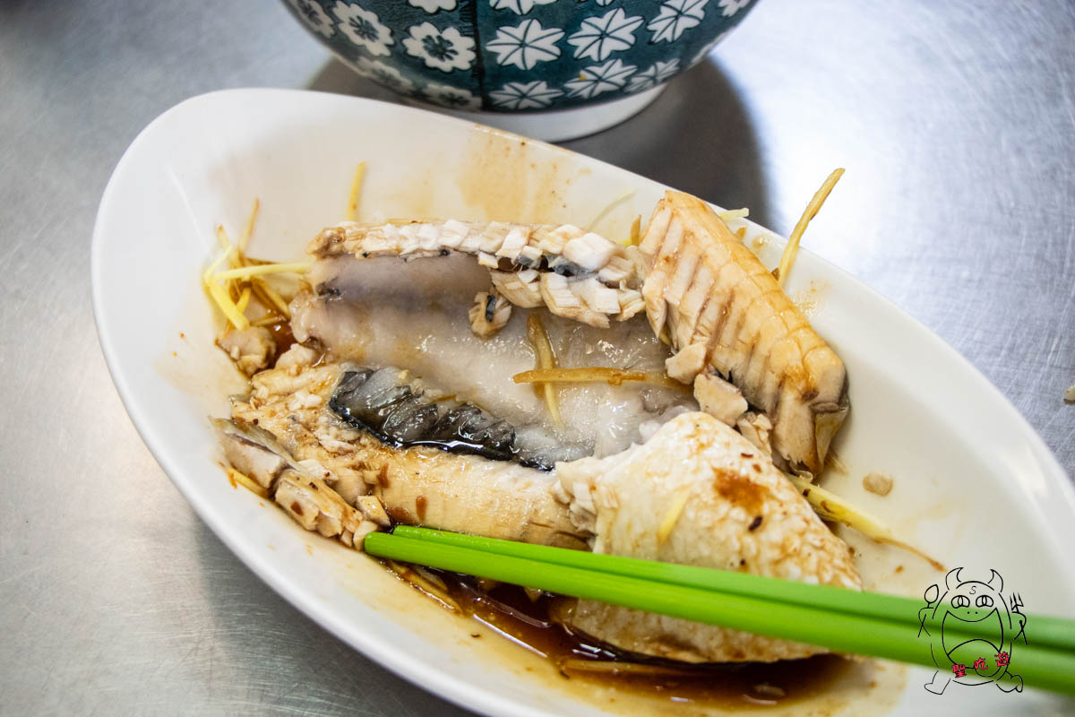 台南必比登推薦》開元路無名虱目魚肉燥飯｜在地人外國人都大推的台南美食！好吃的虱目魚跟滷肉飯～