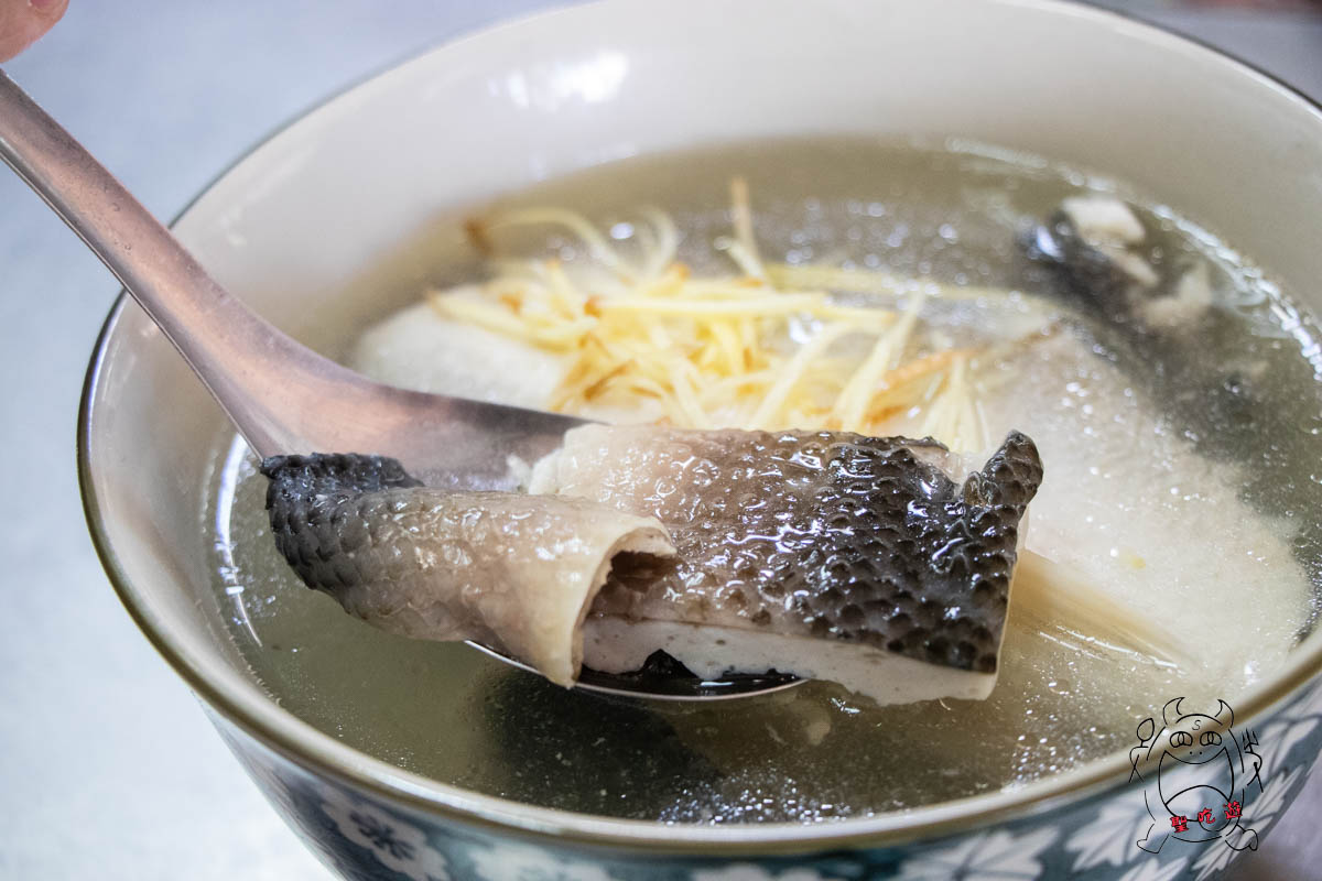 台南必比登推薦》開元路無名虱目魚肉燥飯｜在地人外國人都大推的台南美食！好吃的虱目魚跟滷肉飯～