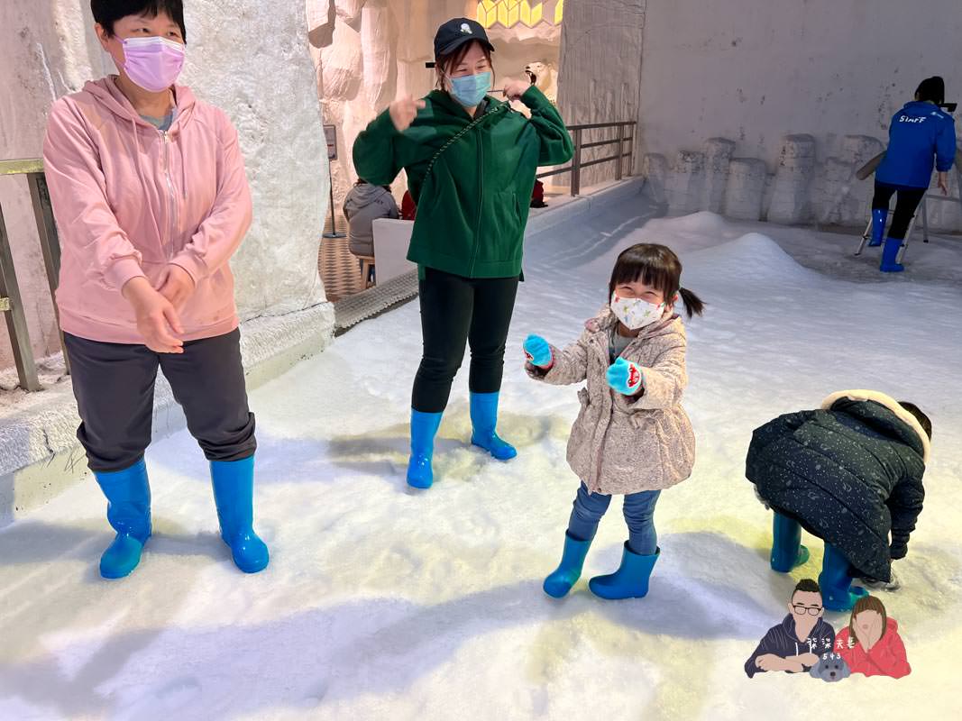 雪樂地SNOWTOWN｜台中三井親子室內景點，可以打雪仗／捏雪人／滑雪板！
