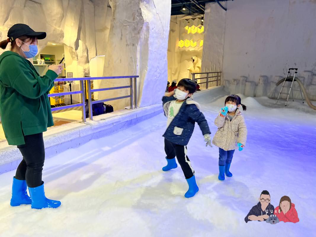 雪樂地SNOWTOWN｜台中三井親子室內景點，可以打雪仗／捏雪人／滑雪板！