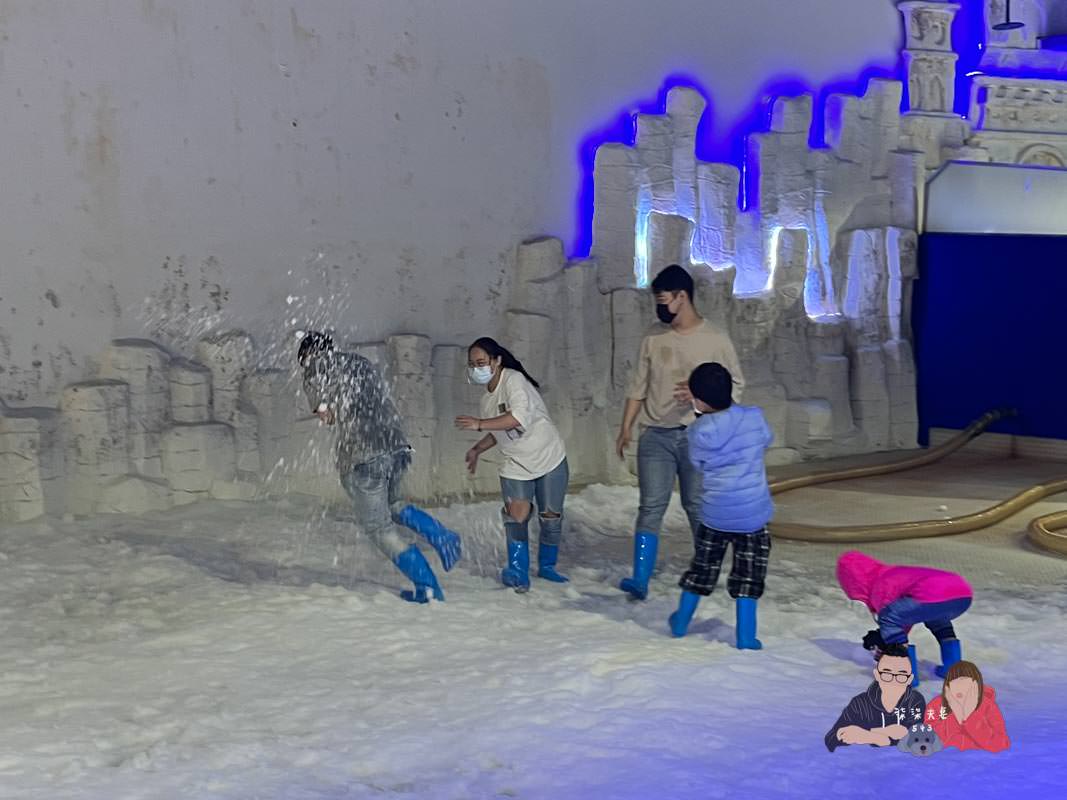雪樂地SNOWTOWN｜台中三井親子室內景點，可以打雪仗／捏雪人／滑雪板！