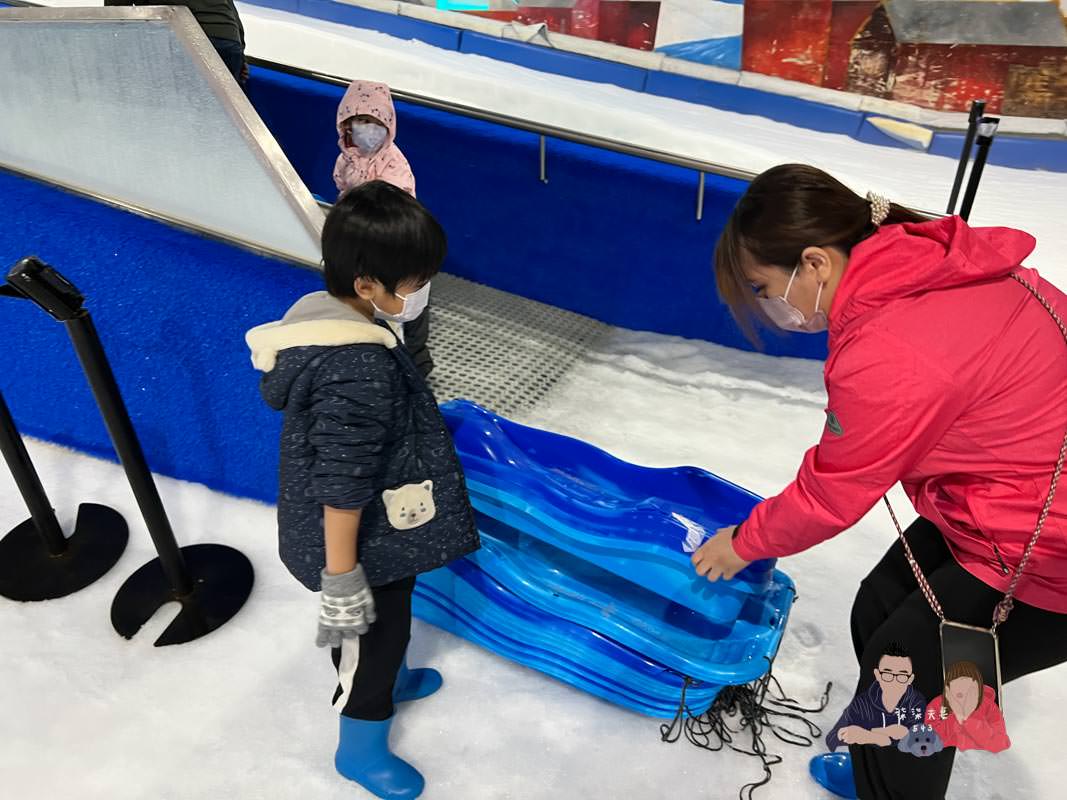 雪樂地SNOWTOWN｜台中三井親子室內景點，可以打雪仗／捏雪人／滑雪板！