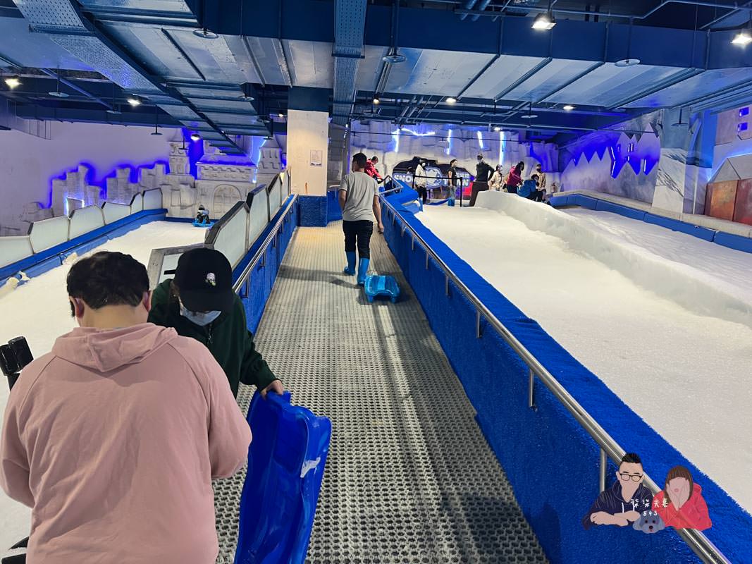 雪樂地SNOWTOWN｜台中三井親子室內景點，可以打雪仗／捏雪人／滑雪板！
