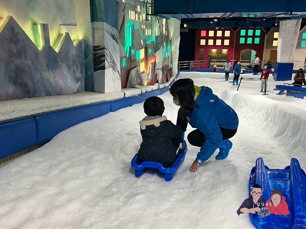 雪樂地SNOWTOWN｜台中三井親子室內景點，可以打雪仗／捏雪人／滑雪板！