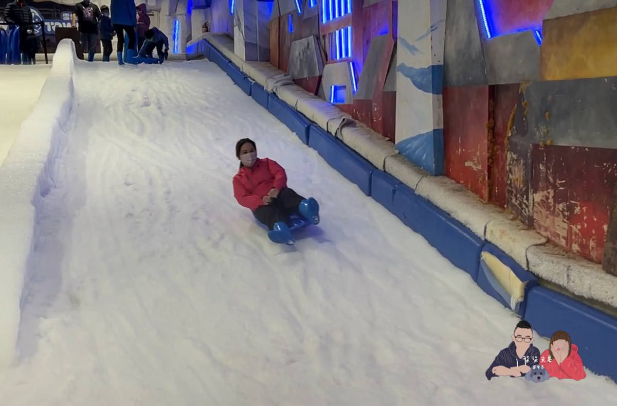 雪樂地SNOWTOWN｜台中三井親子室內景點，可以打雪仗／捏雪人／滑雪板！