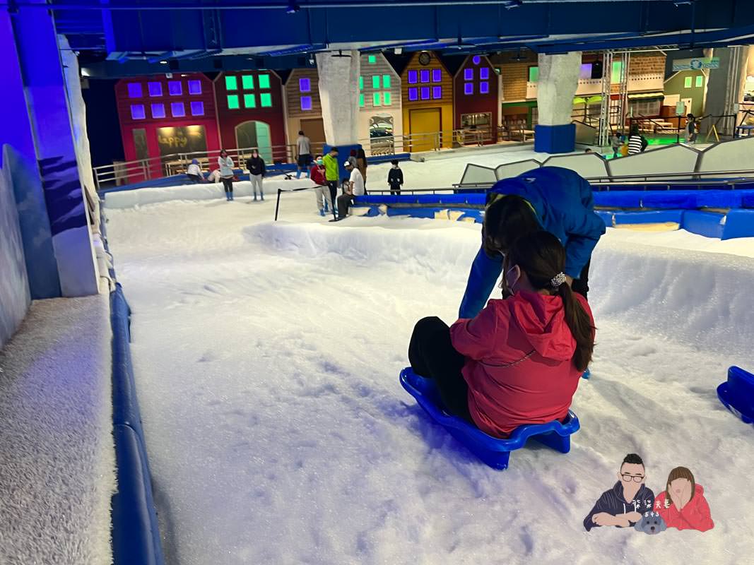 雪樂地SNOWTOWN｜台中三井親子室內景點，可以打雪仗／捏雪人／滑雪板！