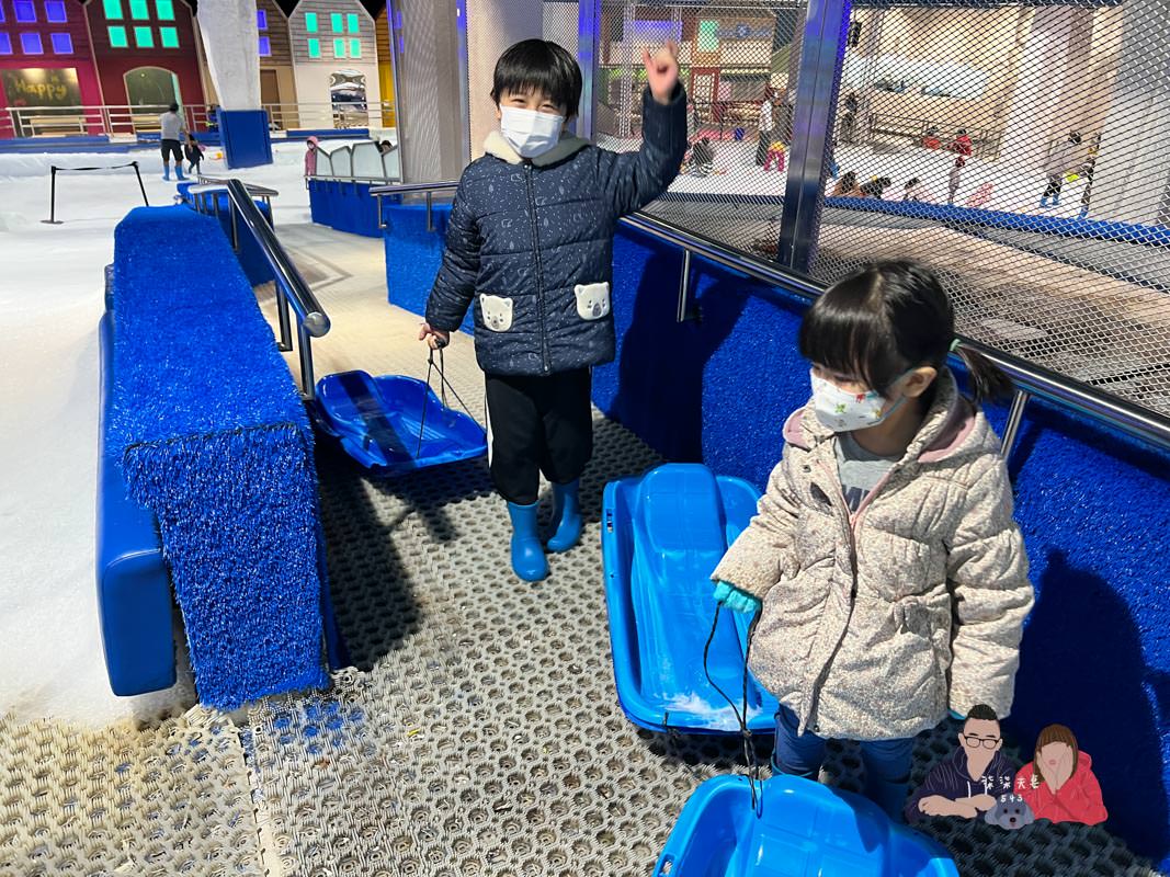 雪樂地SNOWTOWN｜台中三井親子室內景點，可以打雪仗／捏雪人／滑雪板！