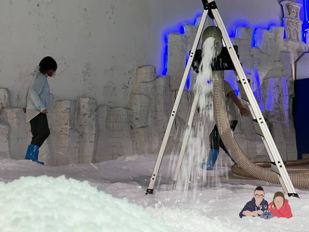 雪樂地SNOWTOWN｜台中三井親子室內景點，可以打雪仗／捏雪人／滑雪板！