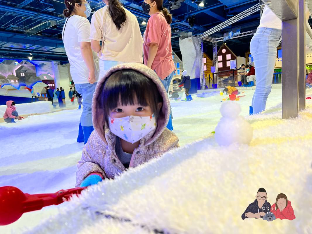 雪樂地SNOWTOWN｜台中三井親子室內景點，可以打雪仗／捏雪人／滑雪板！