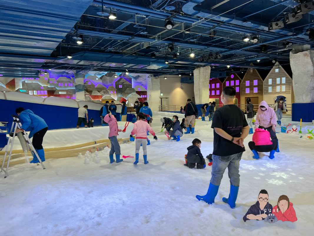雪樂地SNOWTOWN｜台中三井親子室內景點，可以打雪仗／捏雪人／滑雪板！