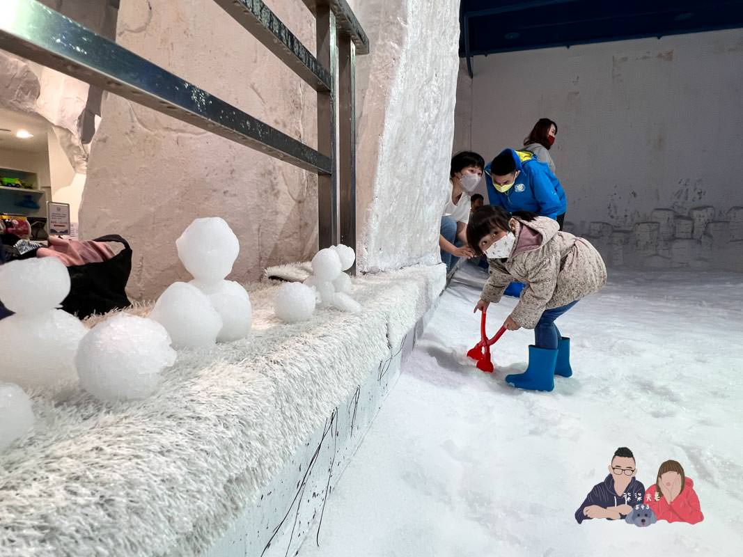 雪樂地SNOWTOWN｜台中三井親子室內景點，可以打雪仗／捏雪人／滑雪板！