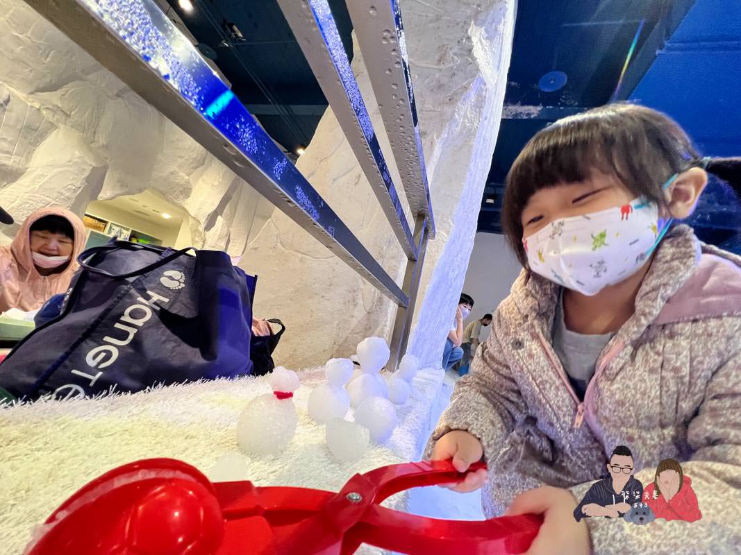 雪樂地SNOWTOWN｜台中三井親子室內景點，可以打雪仗／捏雪人／滑雪板！