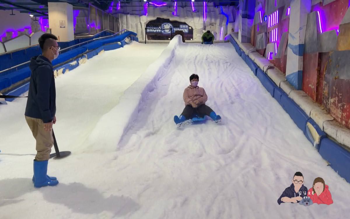 雪樂地SNOWTOWN｜台中三井親子室內景點，可以打雪仗／捏雪人／滑雪板！