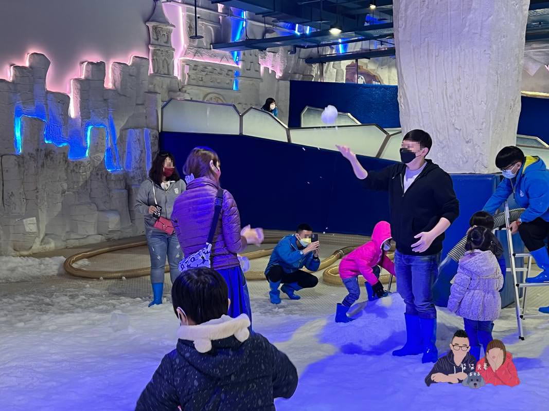 雪樂地SNOWTOWN｜台中三井親子室內景點，可以打雪仗／捏雪人／滑雪板！