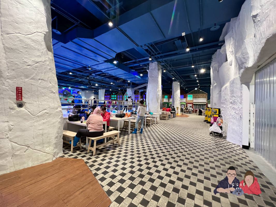 雪樂地SNOWTOWN｜台中三井親子室內景點，可以打雪仗／捏雪人／滑雪板！
