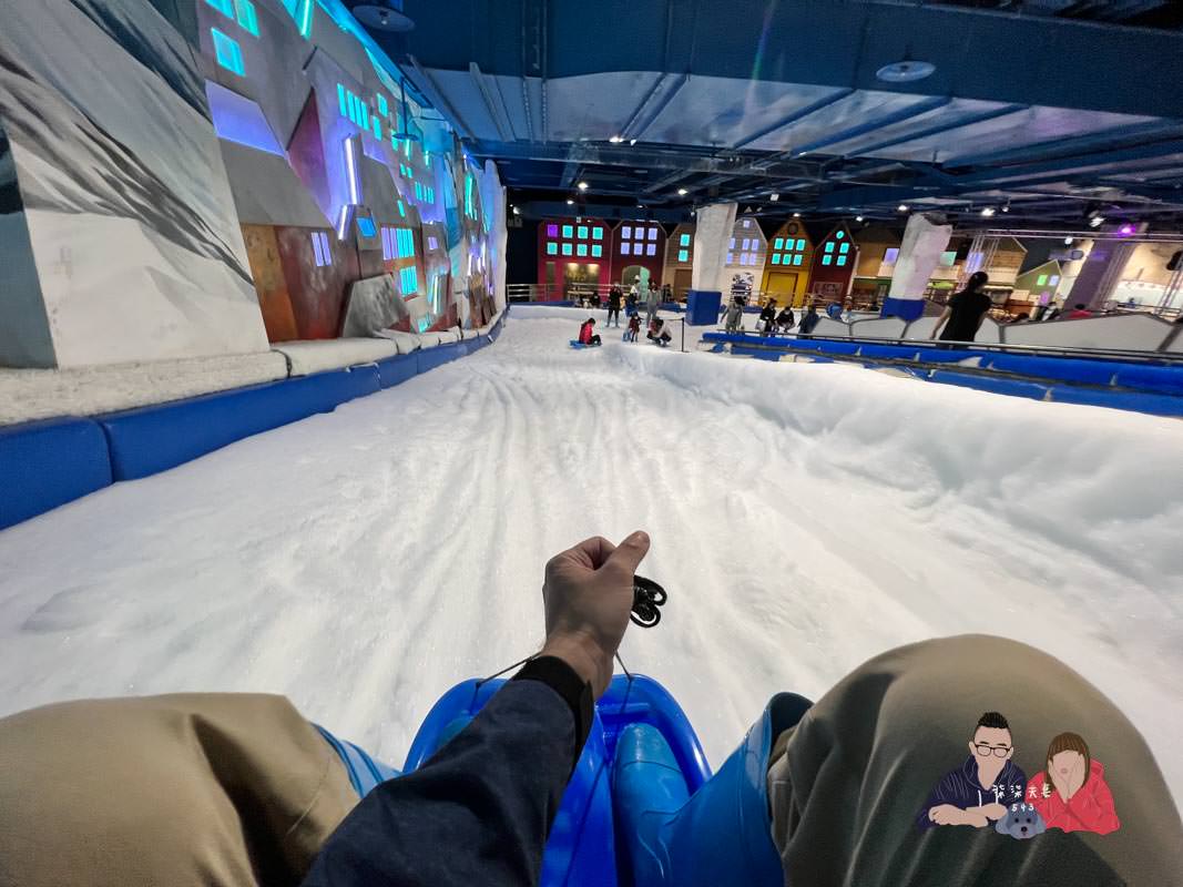 雪樂地SNOWTOWN｜台中三井親子室內景點，可以打雪仗／捏雪人／滑雪板！