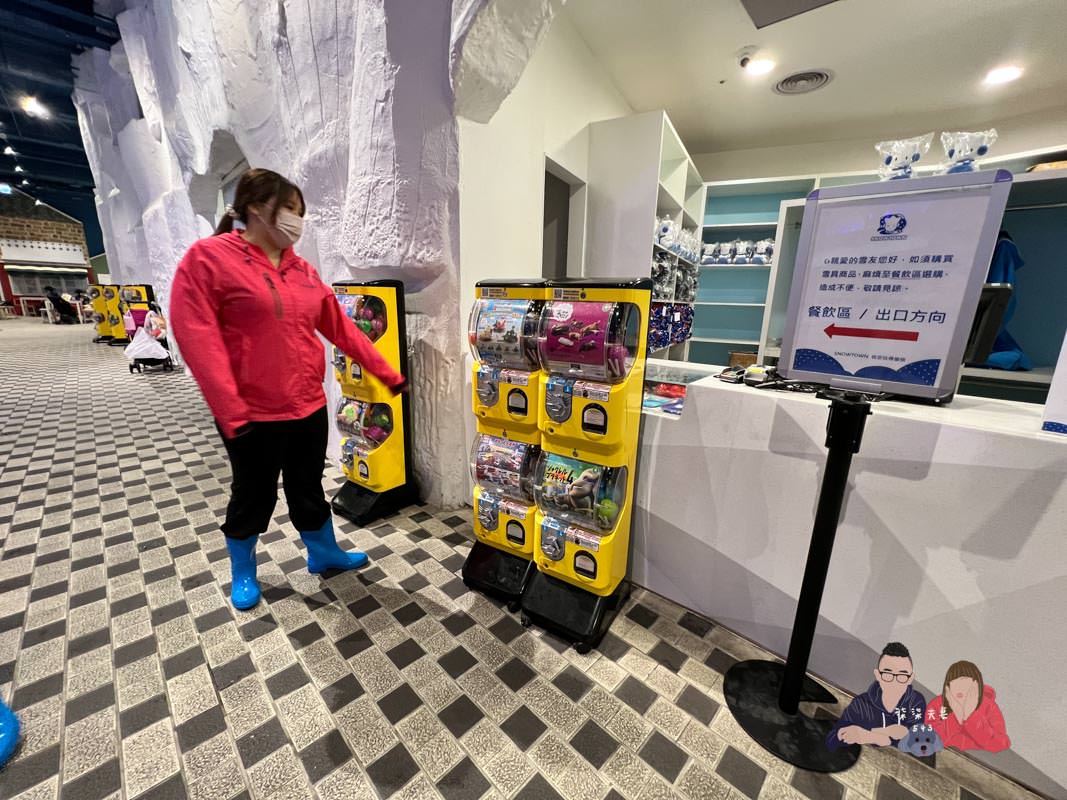 雪樂地SNOWTOWN｜台中三井親子室內景點，可以打雪仗／捏雪人／滑雪板！