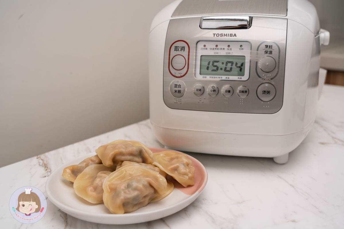 2022電子鍋推薦》東芝Toshiba 4mm極厚鍛造球釜6人份電子鍋｜煮蛋功能超方便！更強的是居然還能做蛋糕跟麵包？！