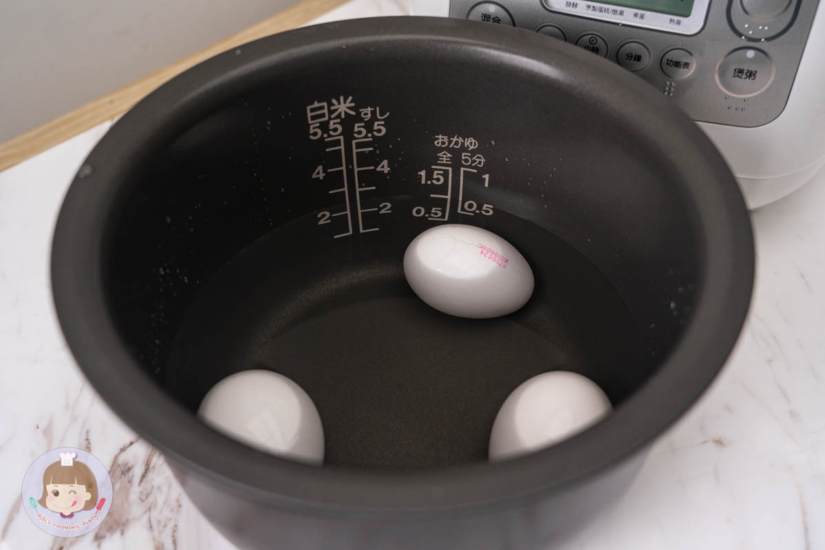 2022電子鍋推薦》東芝Toshiba 4mm極厚鍛造球釜6人份電子鍋｜煮蛋功能超方便！更強的是居然還能做蛋糕跟麵包？！