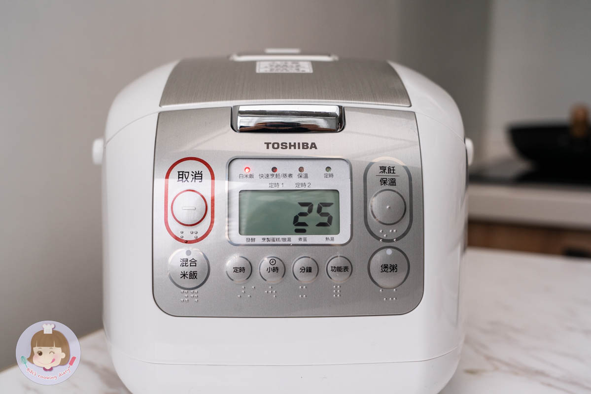2022電子鍋推薦》東芝Toshiba 4mm極厚鍛造球釜6人份電子鍋｜煮蛋功能超方便！更強的是居然還能做蛋糕跟麵包？！