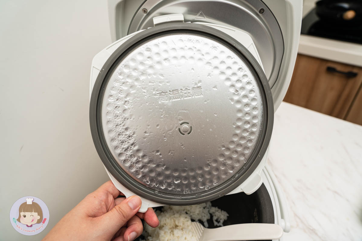 2022電子鍋推薦》東芝Toshiba 4mm極厚鍛造球釜6人份電子鍋｜煮蛋功能超方便！更強的是居然還能做蛋糕跟麵包？！