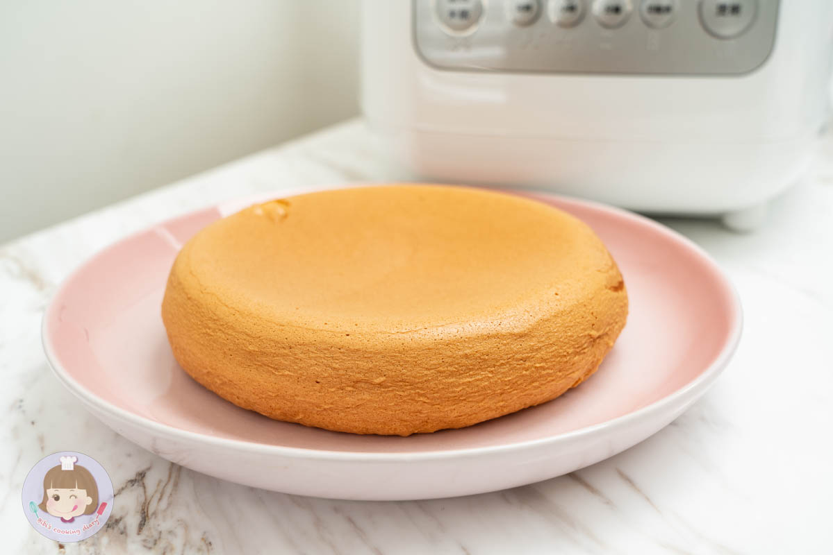 2022電子鍋推薦》東芝Toshiba 4mm極厚鍛造球釜6人份電子鍋｜煮蛋功能超方便！更強的是居然還能做蛋糕跟麵包？！