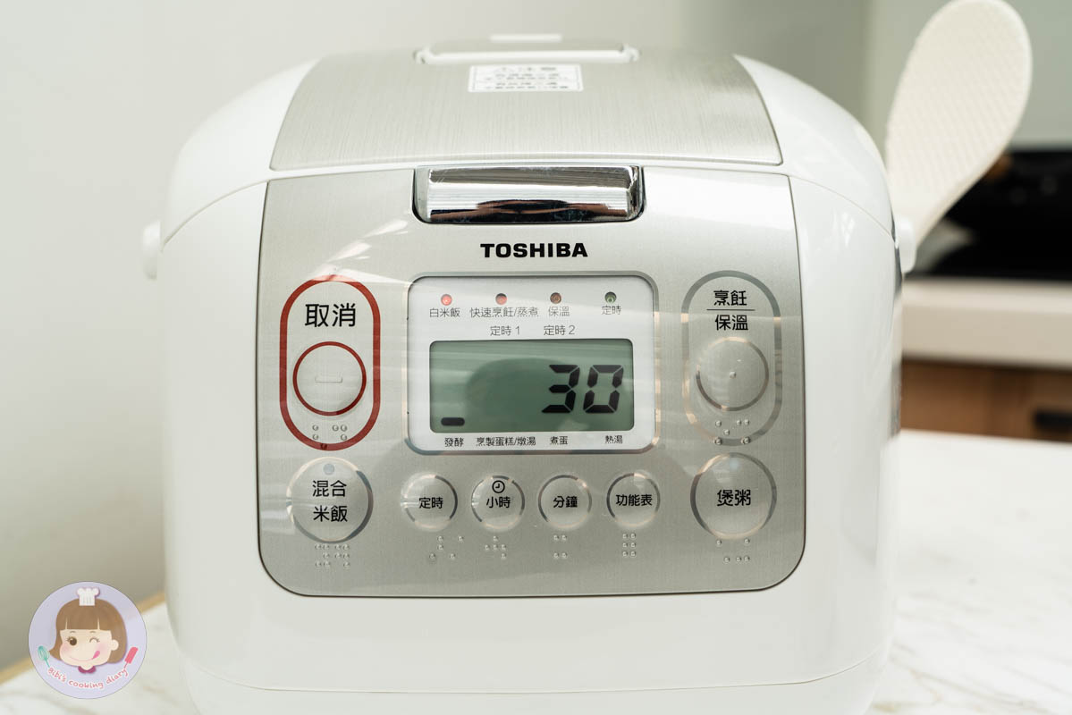 2022電子鍋推薦》東芝Toshiba 4mm極厚鍛造球釜6人份電子鍋｜煮蛋功能超方便！更強的是居然還能做蛋糕跟麵包？！