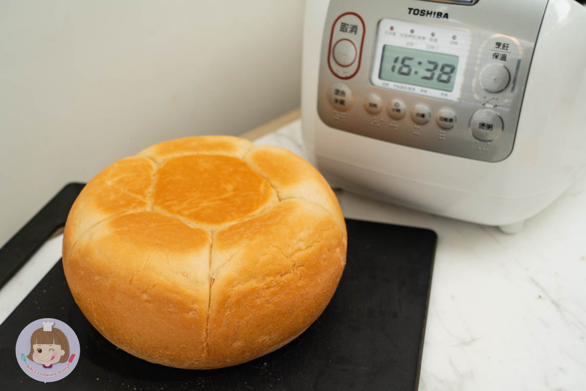 2022電子鍋推薦》東芝Toshiba 4mm極厚鍛造球釜6人份電子鍋｜煮蛋功能超方便！更強的是居然還能做蛋糕跟麵包？！