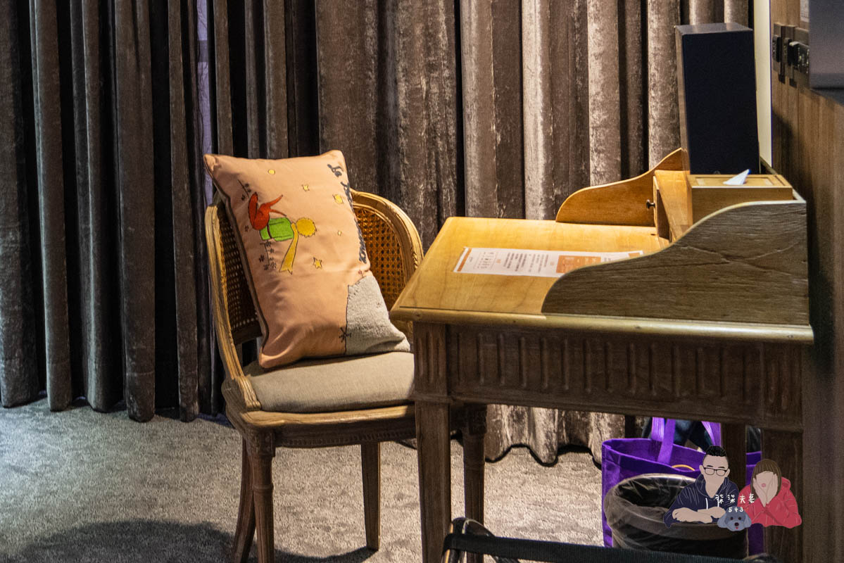 飛航模飾小王子刺繡沙發抱枕友誼陪伴