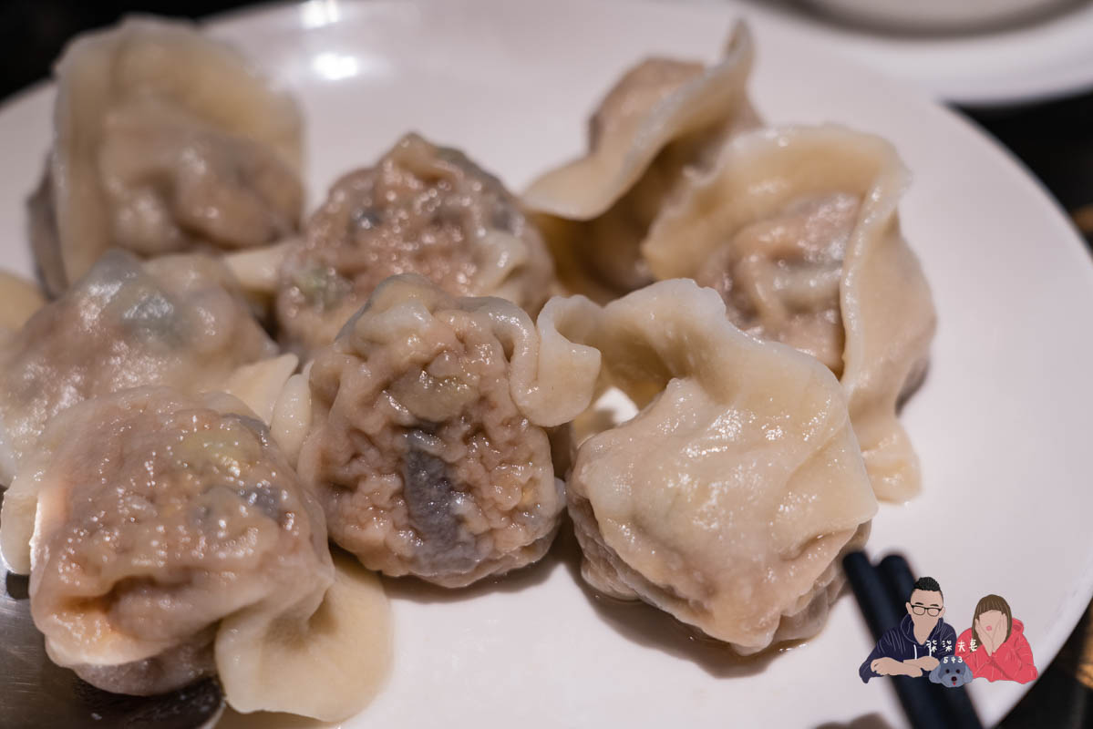 餡老滿南港店》是餃子店也可以是聚餐大菜館，餐點都好吃欸！