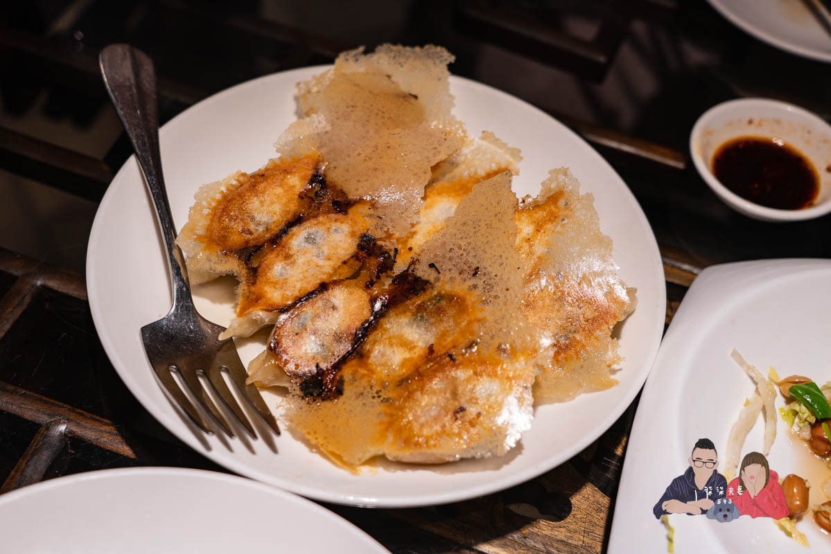 餡老滿南港店》是餃子店也可以是聚餐大菜館，餐點都好吃欸！