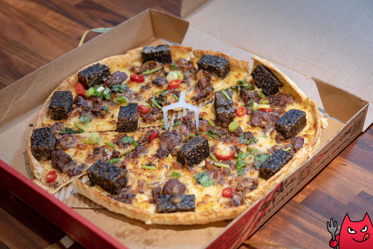 必勝客開箱》香菜豬血糕五更腸旺比薩｜獵奇口味再一發，399買一個歡笑是還可以啦。