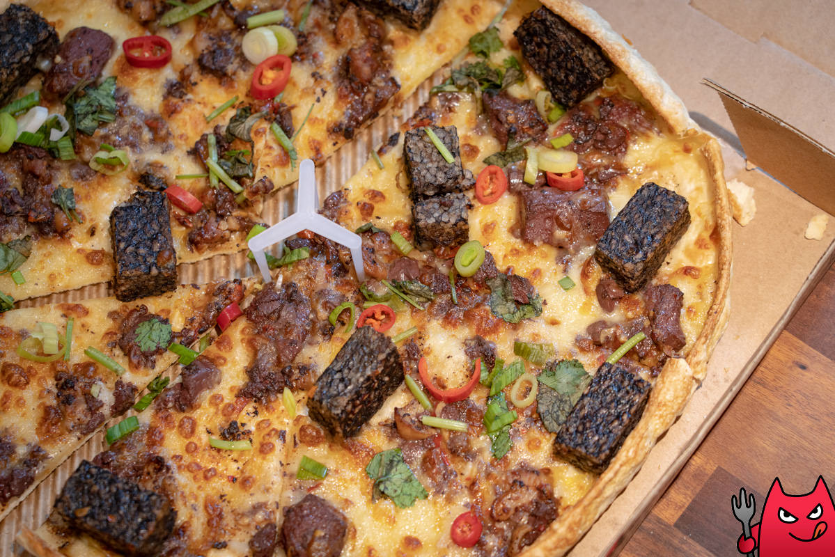 必勝客開箱》香菜豬血糕五更腸旺比薩｜獵奇口味再一發，399買一個歡笑是還可以啦。