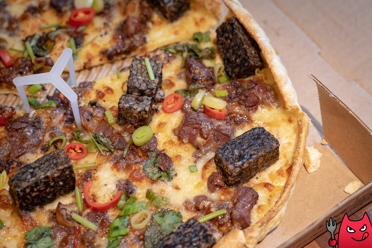 必勝客開箱》香菜豬血糕五更腸旺比薩｜獵奇口味再一發，399買一個歡笑是還可以啦。