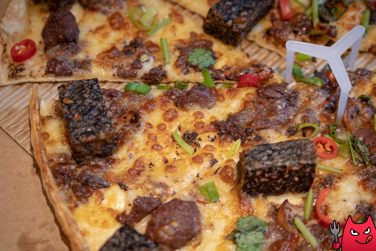 必勝客開箱》香菜豬血糕五更腸旺比薩｜獵奇口味再一發，399買一個歡笑是還可以啦。